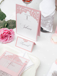 Número de mesa con espejo plateado con rosas, flores y mariposas cortadas con láser | Boda en Villa Balbiano, Lago Como