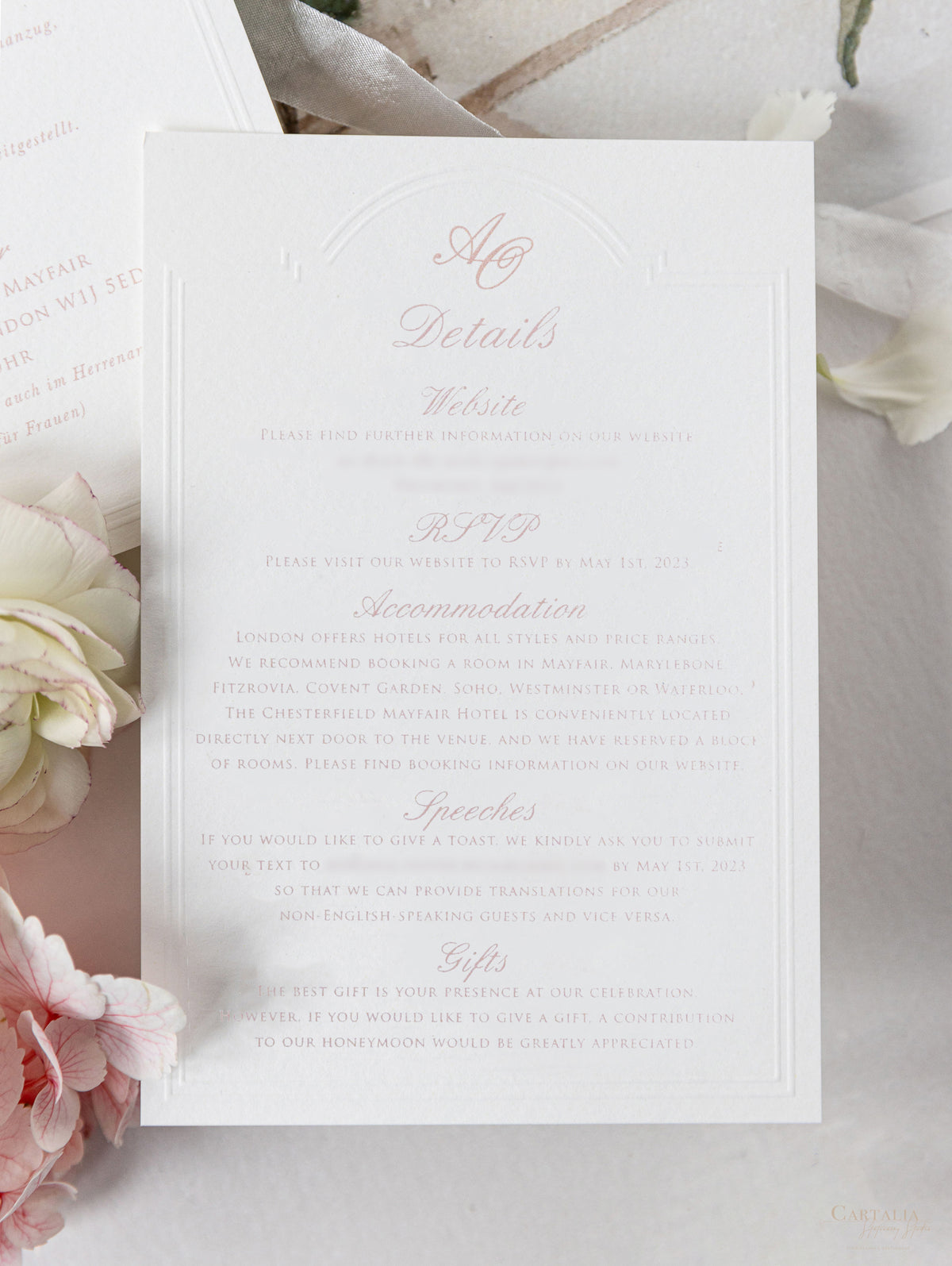 Suite de invitación con bolsillo envuelto en vitela con relieve y sello de cera personalizado | Lugar Casa Dartmouth | Comisión personalizada A&O
