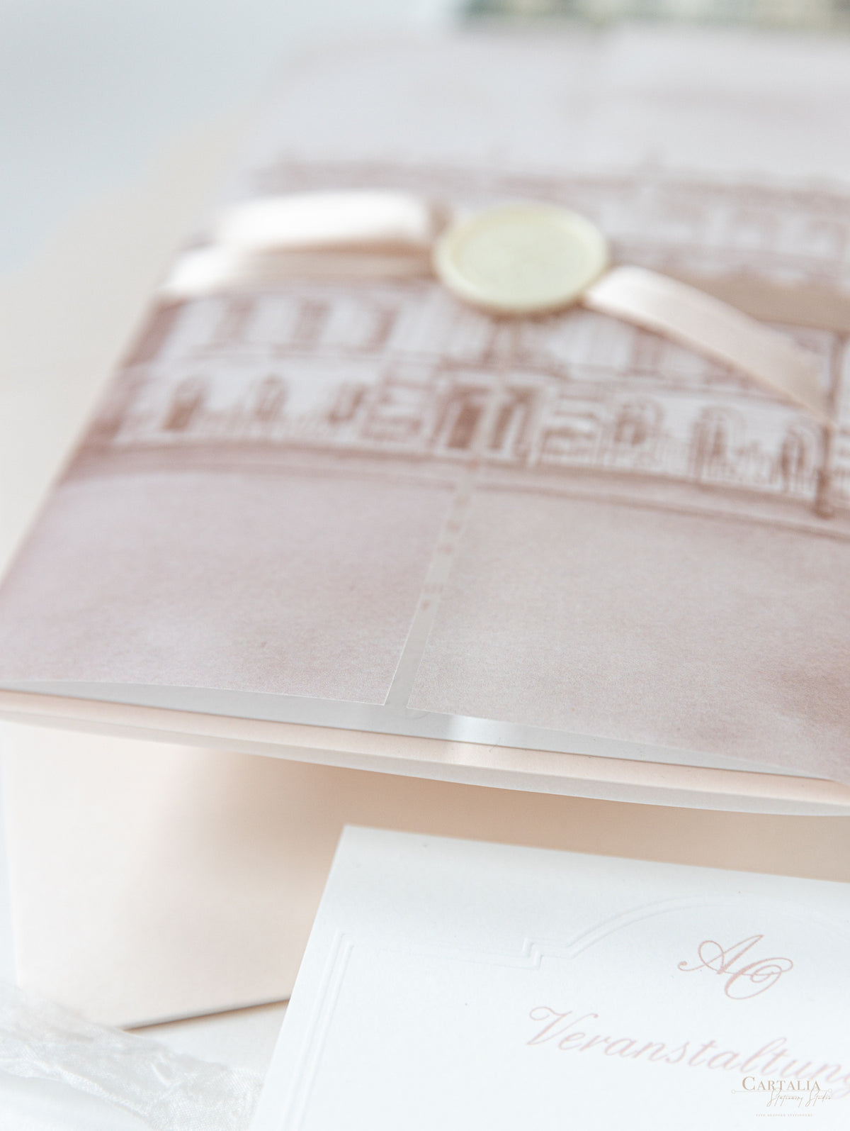 Suite de invitación con bolsillo envuelto en vitela con relieve y sello de cera personalizado | Lugar Casa Dartmouth | Comisión personalizada A&O