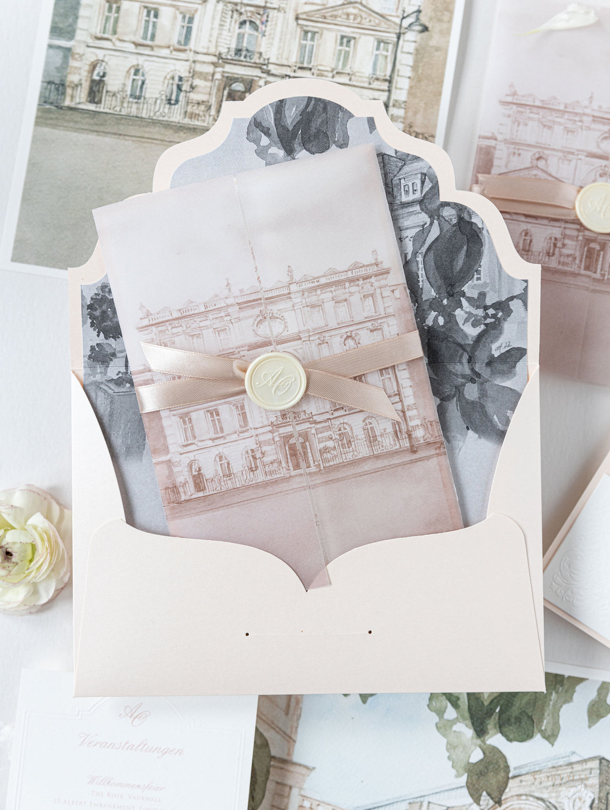 Suite de invitación con bolsillo envuelto en vitela con relieve y sello de cera personalizado | Lugar Casa Dartmouth | Comisión personalizada A&O