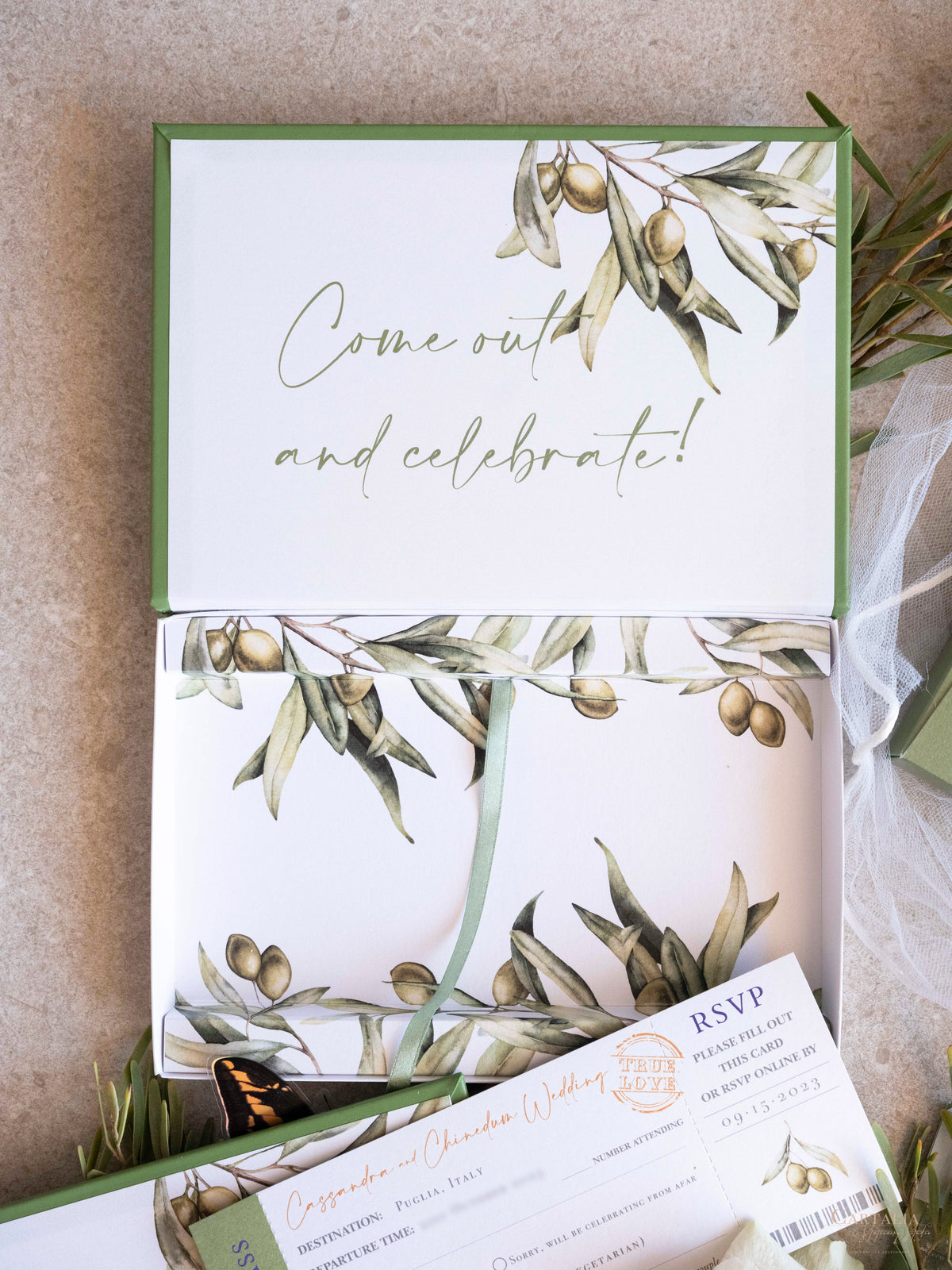 Caja de boda de lujo con pasaporte en cuero vegano y lugar | Apulia, Italia| C&C a medida