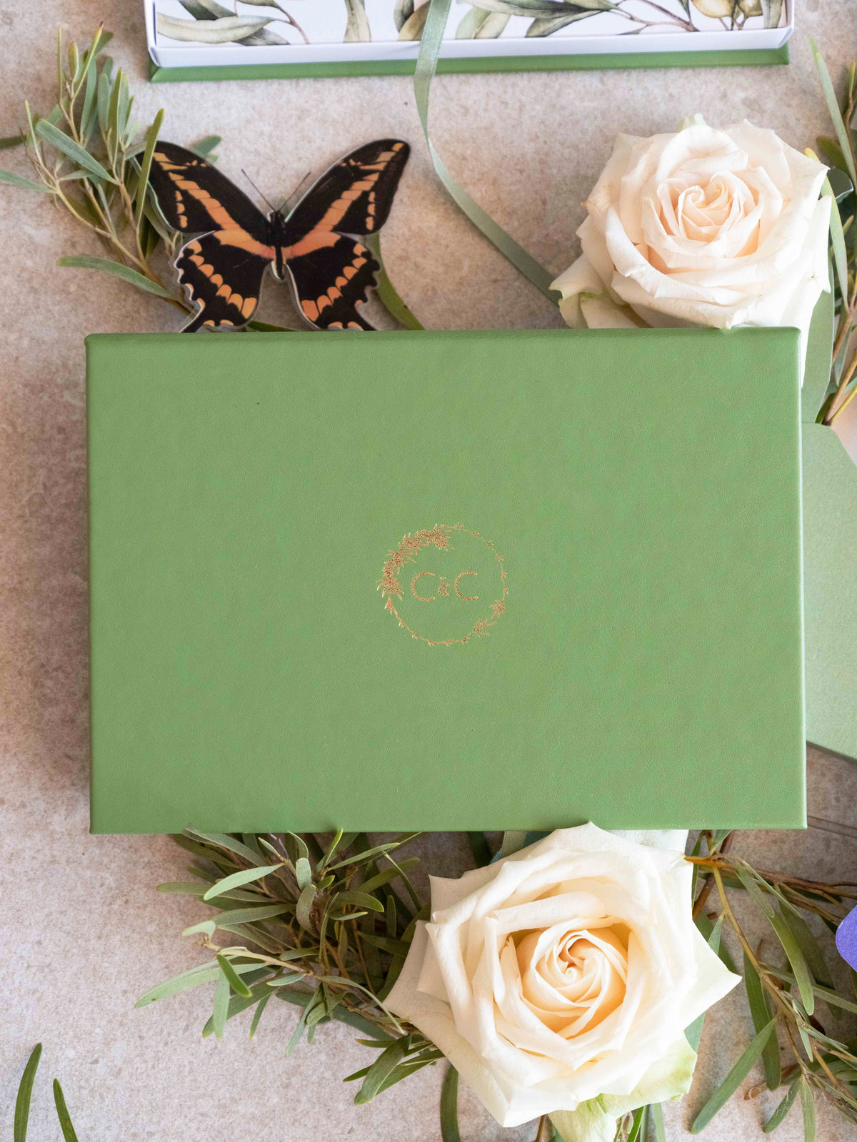 Caja de boda de lujo con pasaporte en cuero vegano y lugar | Apulia, Italia| C&C a medida