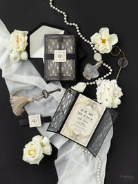 Puerta art déco negra intrincada cortada con láser, invitación de boda del Gran Gatsby con monograma de banda para el vientre