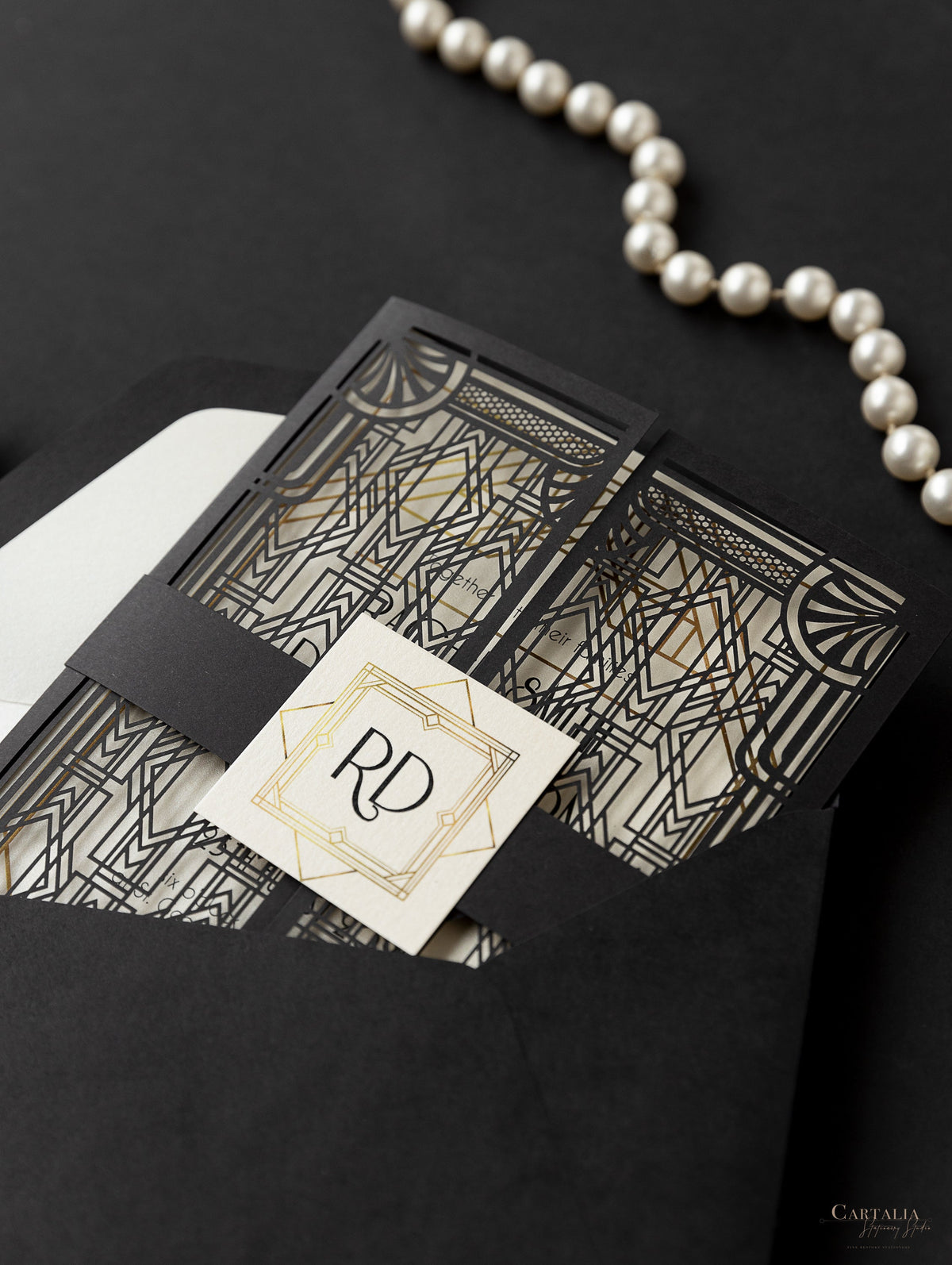 Puerta art déco negra intrincada cortada con láser, invitación de boda del Gran Gatsby con monograma de banda para el vientre