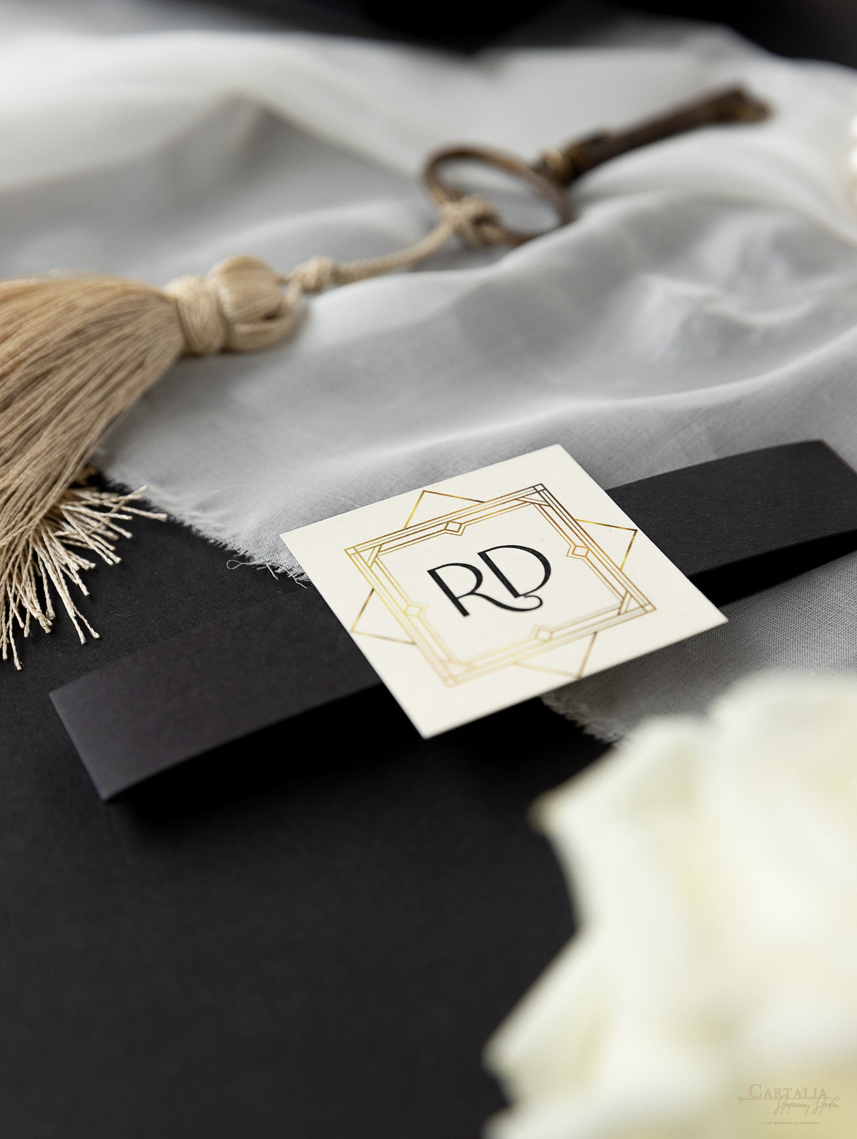 Puerta art déco negra intrincada cortada con láser, invitación de boda del Gran Gatsby con monograma de banda para el vientre