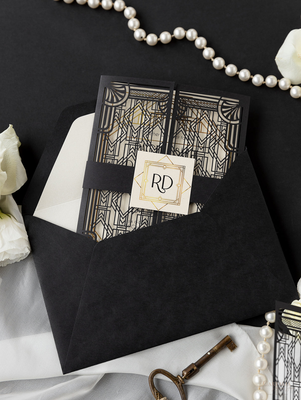 Puerta art déco negra intrincada cortada con láser, invitación de boda del Gran Gatsby con monograma de banda para el vientre