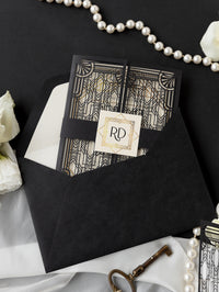 Puerta art déco negra intrincada cortada con láser, invitación de boda del Gran Gatsby con monograma de banda para el vientre