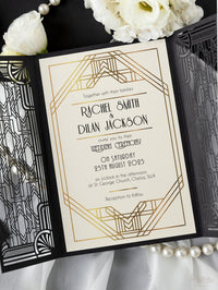 Puerta art déco negra intrincada cortada con láser, invitación de boda del Gran Gatsby con monograma de banda para el vientre