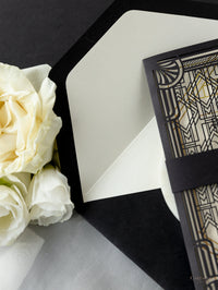 Puerta art déco negra intrincada cortada con láser, invitación de boda del Gran Gatsby con monograma de banda para el vientre