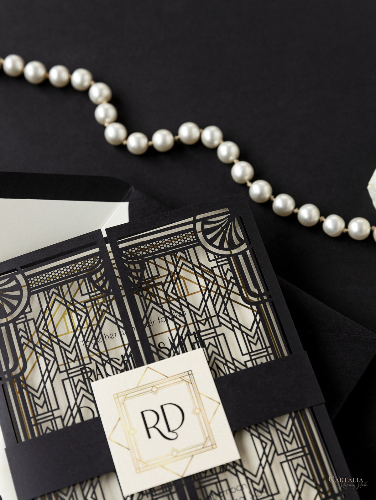 Puerta art déco negra intrincada cortada con láser, invitación de boda del Gran Gatsby con monograma de banda para el vientre