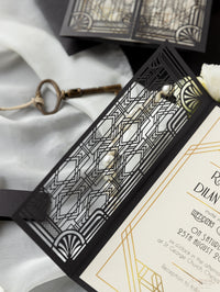 Puerta art déco negra intrincada cortada con láser, invitación de boda del Gran Gatsby con monograma de banda para el vientre