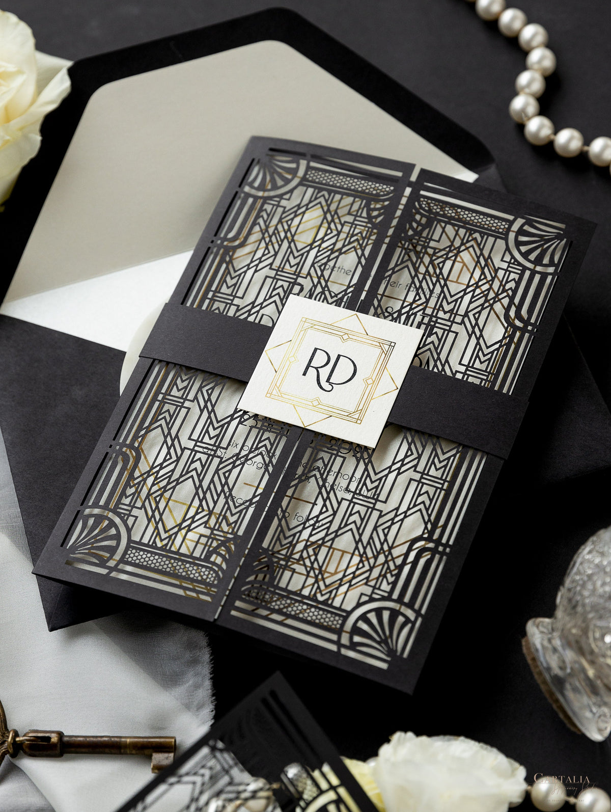Puerta art déco negra intrincada cortada con láser, invitación de boda del Gran Gatsby con monograma de banda para el vientre