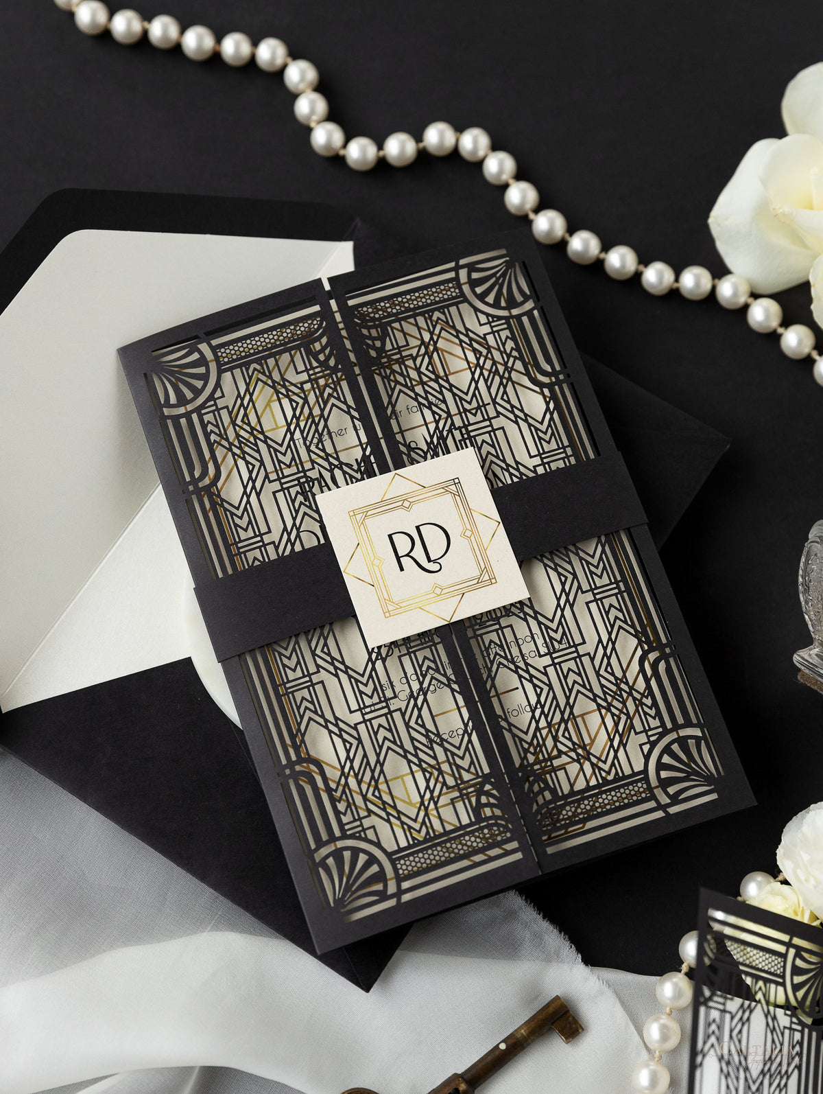 Puerta art déco negra intrincada cortada con láser, invitación de boda del Gran Gatsby con monograma de banda para el vientre