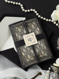 Puerta art déco negra intrincada cortada con láser, invitación de boda del Gran Gatsby con monograma de banda para el vientre