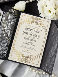 Puerta art déco negra intrincada cortada con láser, invitación de boda del Gran Gatsby con monograma de banda para el vientre