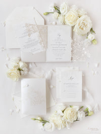 Suite con intrincadas rosas cortadas con láser en lámina perlada con tarjeta Rsvp