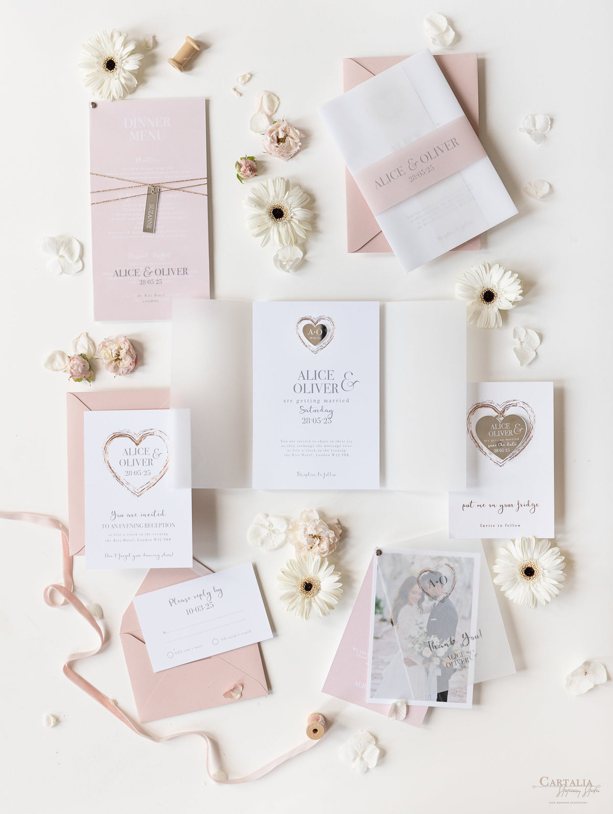 Bolsillo/carpeta de invitación para el día del espejo de lámina de corazón de Plexi en funda de vitela y tarjeta de confirmación de asistencia
