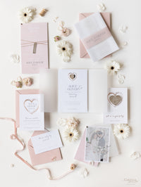 Bolsillo/carpeta de invitación para el día del espejo de lámina de corazón de Plexi en funda de vitela y tarjeta de confirmación de asistencia
