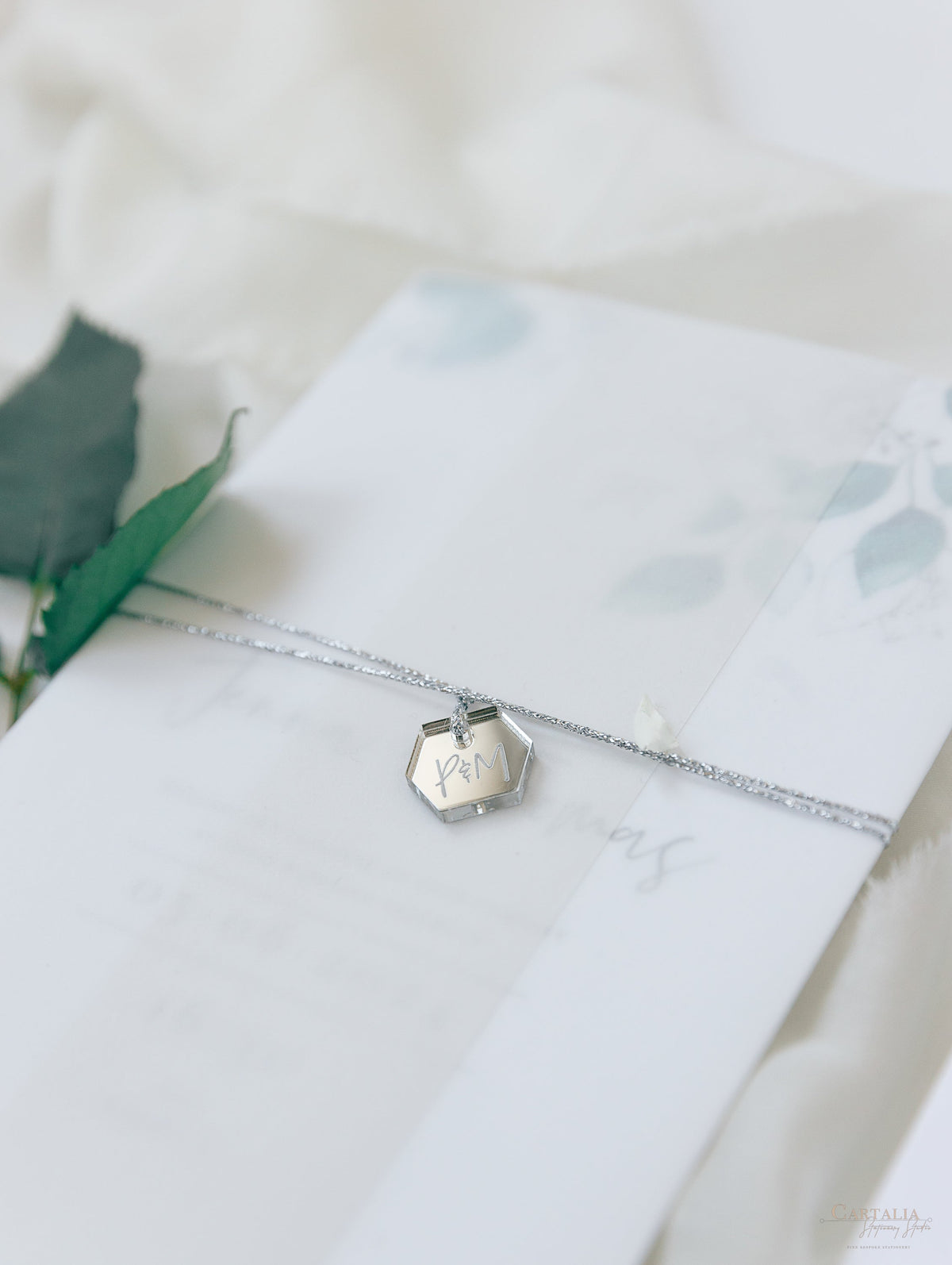 Invitación de boda de eucalipto con etiqueta Mirror Plexi Hexagon en Vellum/ Parchment Suite