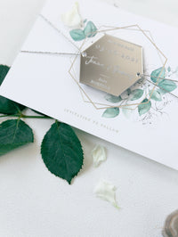 Imán de Eucalipto Espejo de Plata Plexi en Hexágono Save the Date con tarjeta y cordón de plata