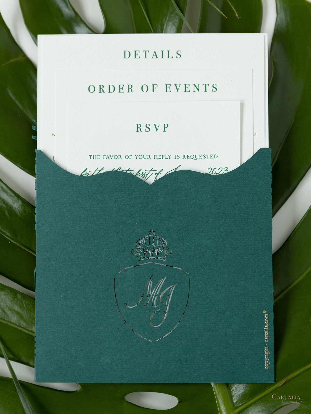 Suite envolvente con palmera cortada con láser en verde y dorado | Comisión a medida M&J