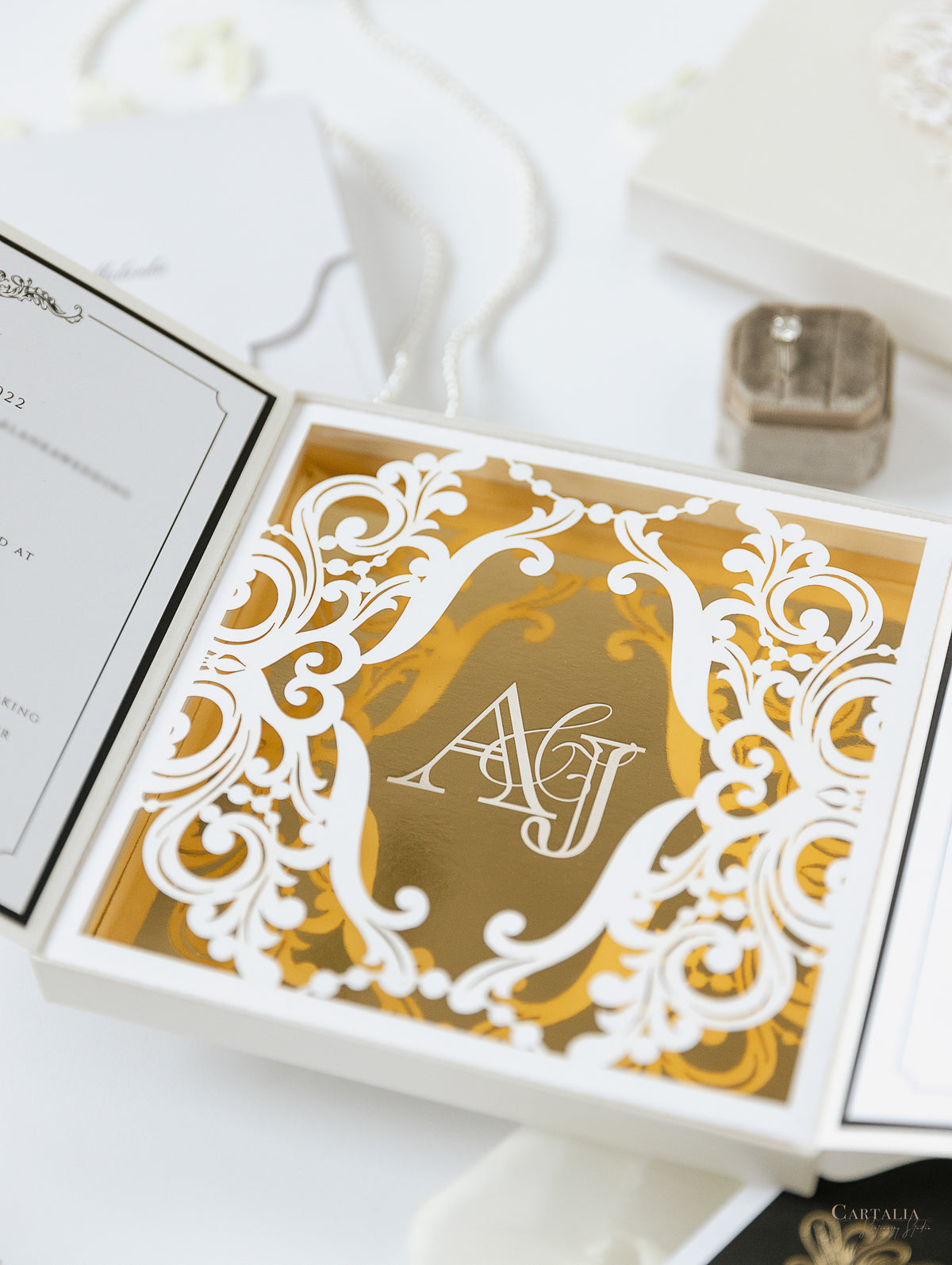 Caja a medida Golden Couture: Diseño personalizado en 3D | Comisión personalizada A&J