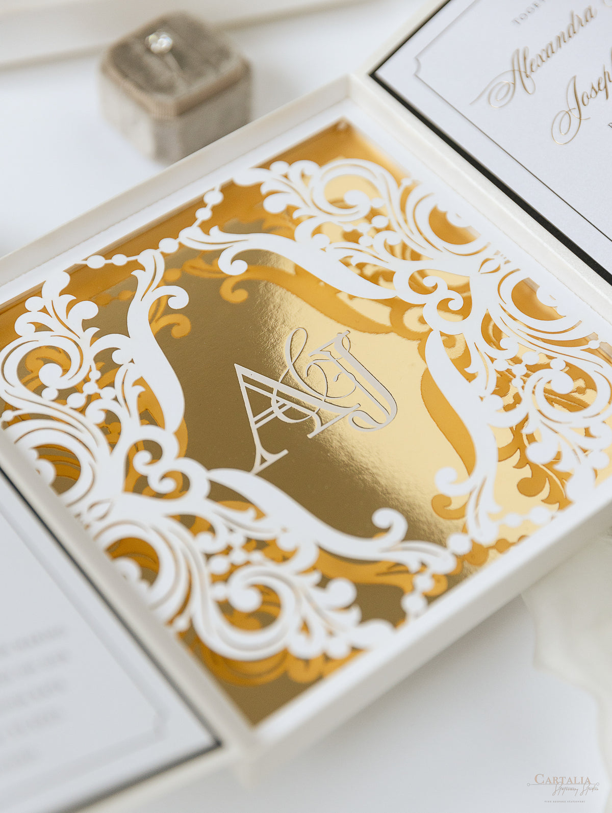 Caja a medida Golden Couture: Diseño personalizado en 3D | Comisión personalizada A&J