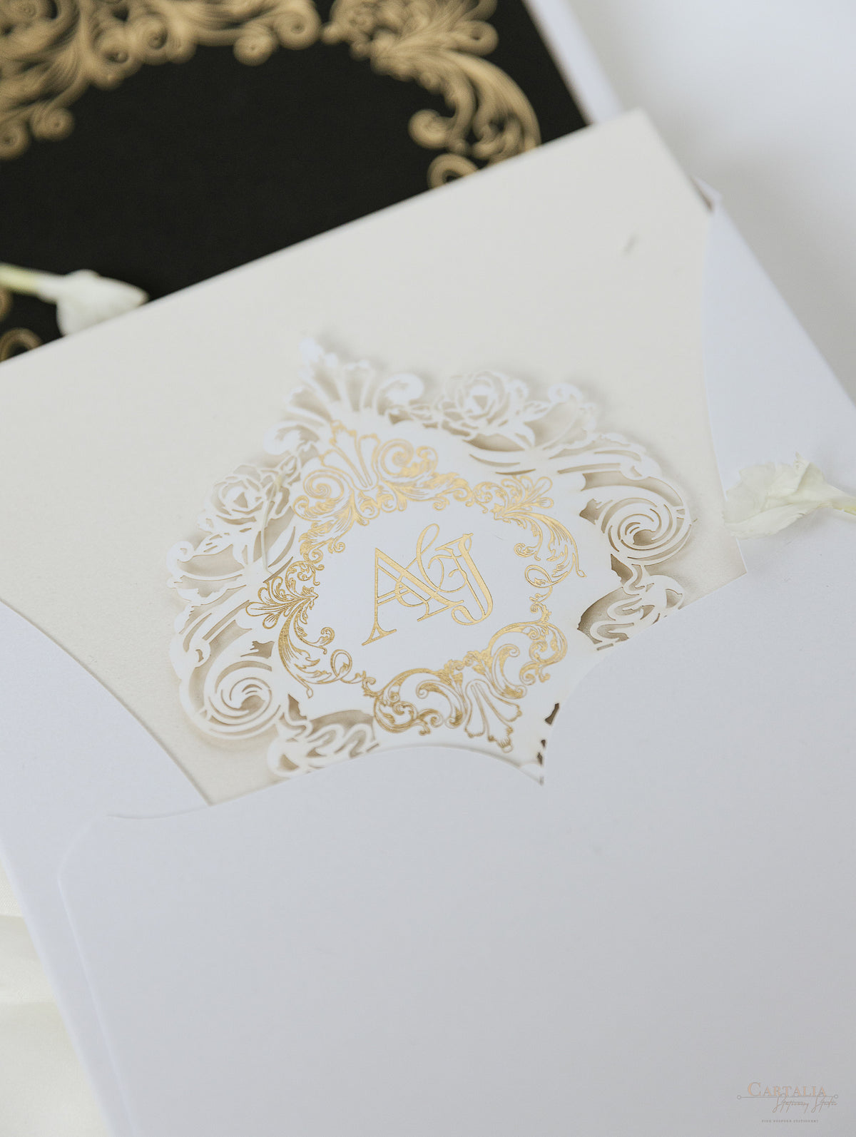 Caja a medida Golden Couture: Diseño personalizado en 3D | Comisión personalizada A&J