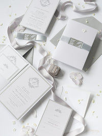 Suite de invitación de boda con bolsillo con monograma plateado brillante