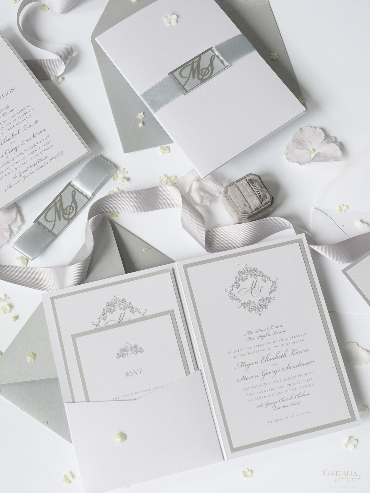 Suite de invitación de boda con bolsillo con monograma plateado brillante