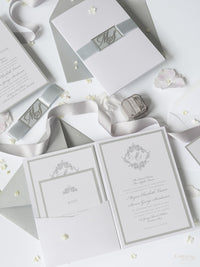 Suite de invitación de boda con bolsillo con monograma plateado brillante