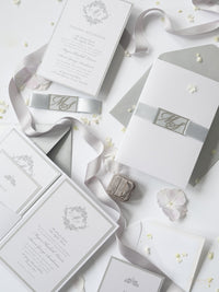 Suite de invitación de boda con bolsillo con monograma plateado brillante