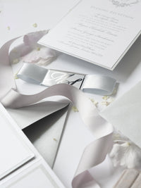 Suite de invitación de boda con bolsillo con monograma plateado brillante