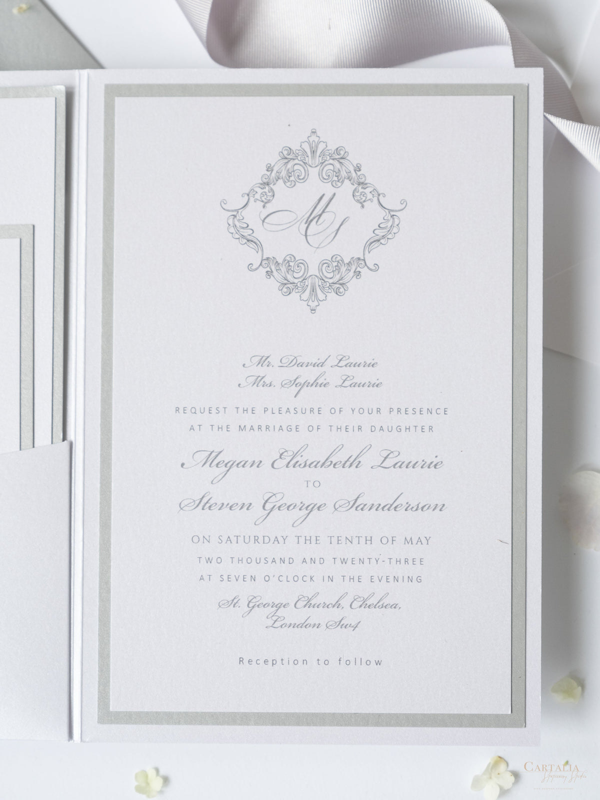 Suite de invitación de boda con bolsillo con monograma plateado brillante