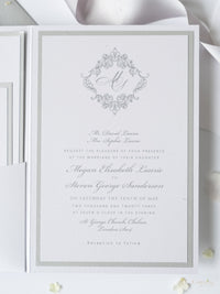 Suite de invitación de boda con bolsillo con monograma plateado brillante
