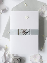 Suite de invitación de boda con bolsillo con monograma plateado brillante
