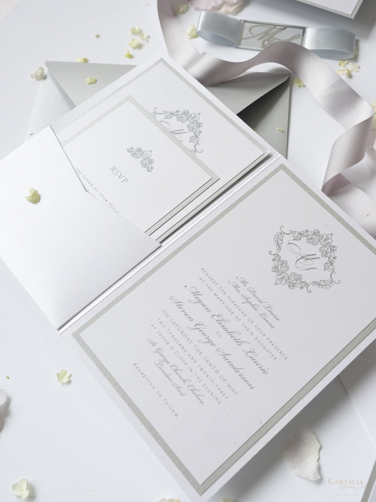 Suite de invitación de boda con bolsillo con monograma plateado brillante