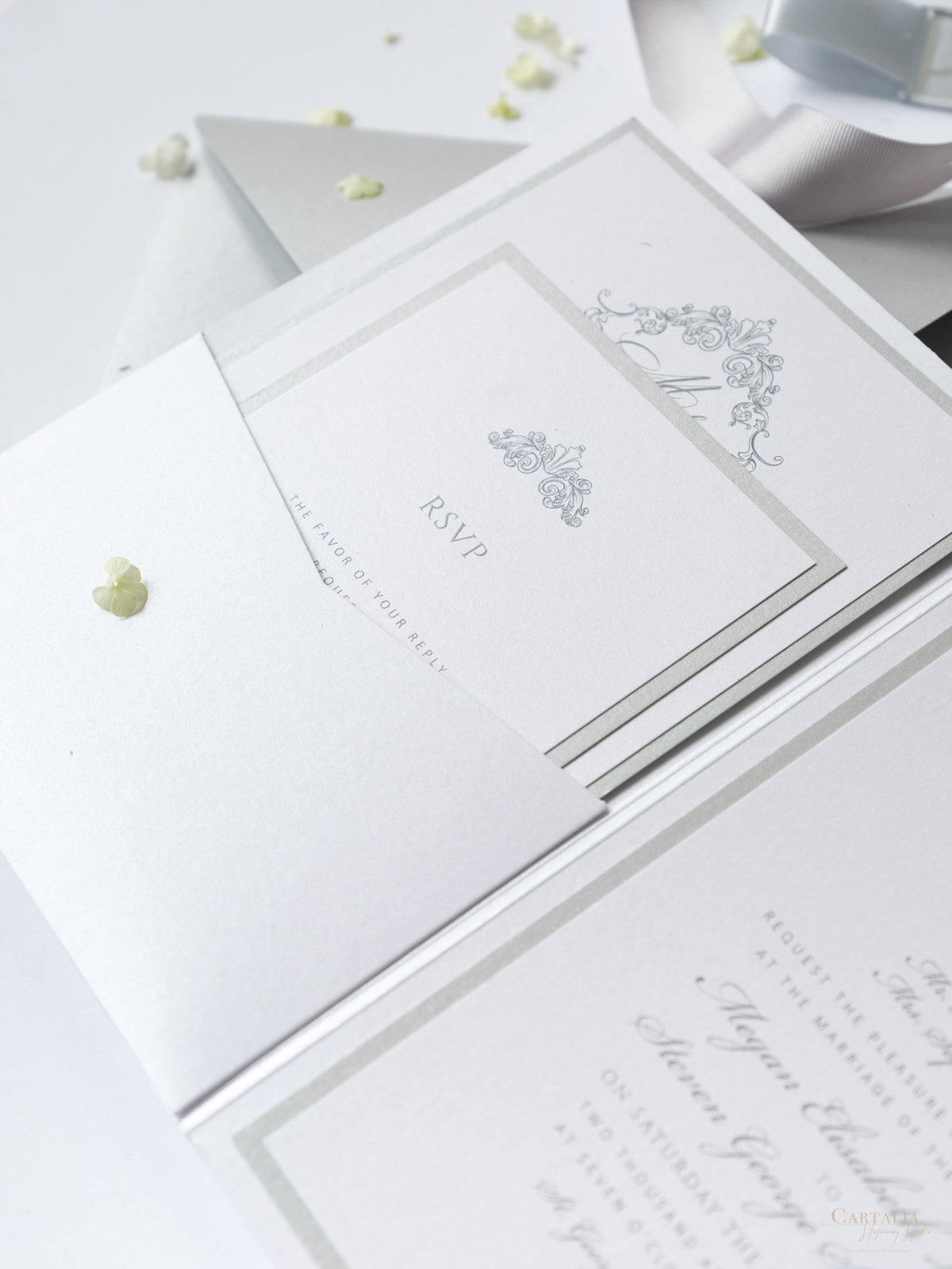 Suite de invitación de boda con bolsillo con monograma plateado brillante