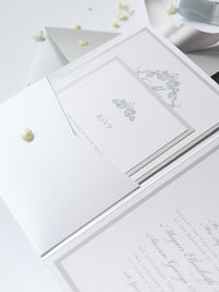 Suite de invitación de boda con bolsillo con monograma plateado brillante