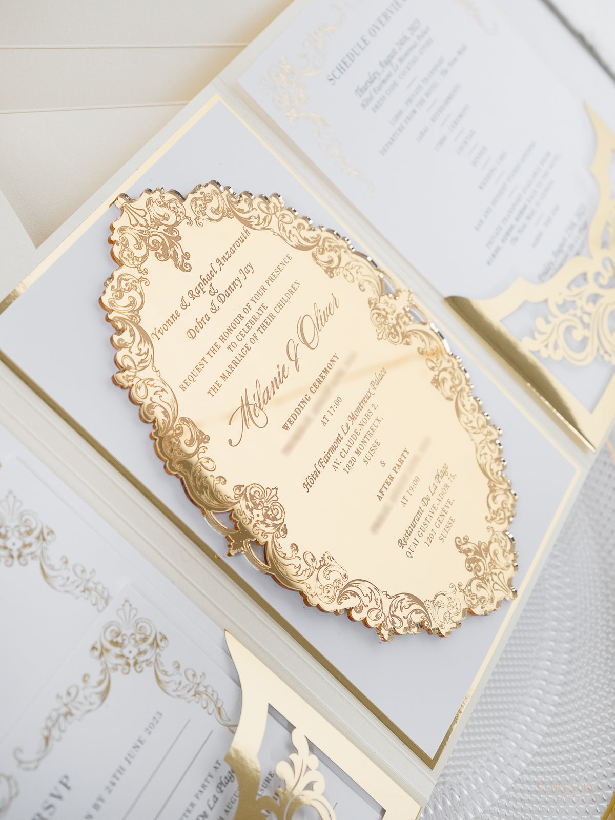 Suite de invitación de lujo en caja con espejo dorado y champán y boceto del lugar en papel de aluminio | M&O de comisión a medida
