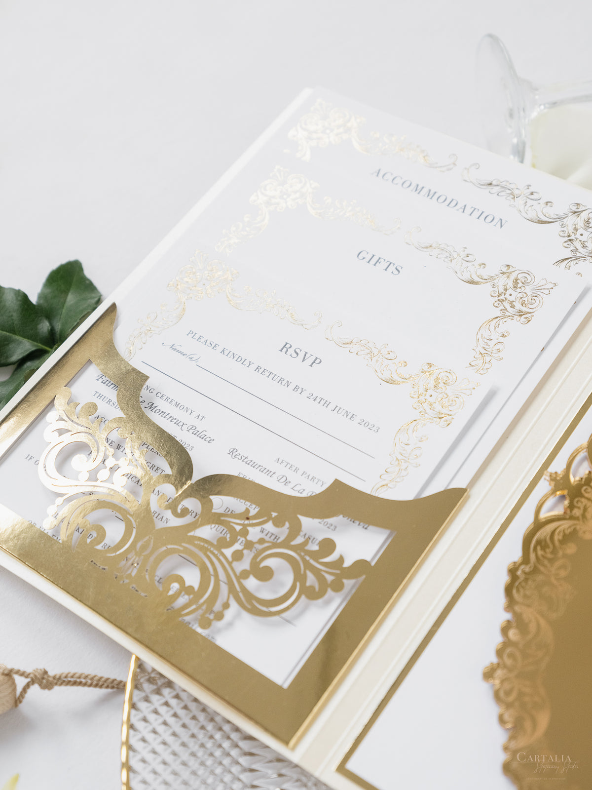 Suite de invitación de lujo en caja con espejo dorado y champán y boceto del lugar en papel de aluminio | M&O de comisión a medida