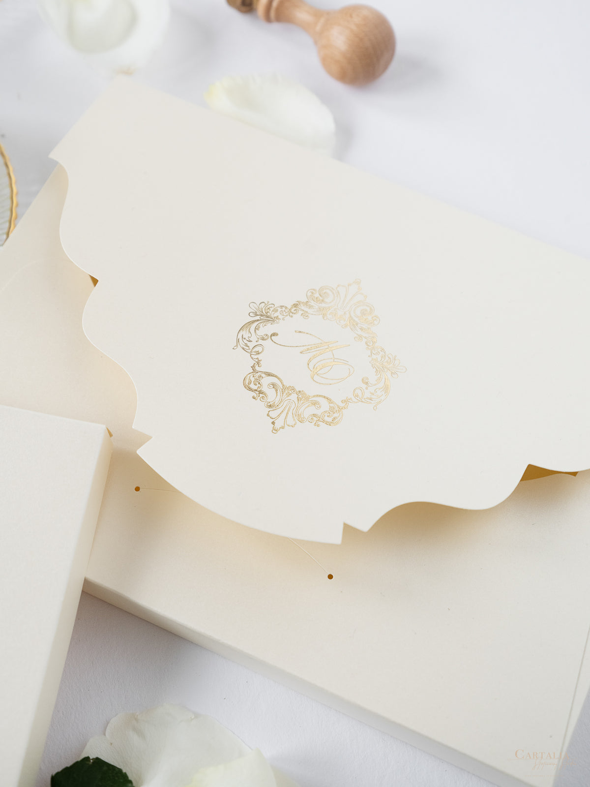Suite de invitación de lujo en caja con espejo dorado y champán y boceto del lugar en papel de aluminio | M&O de comisión a medida