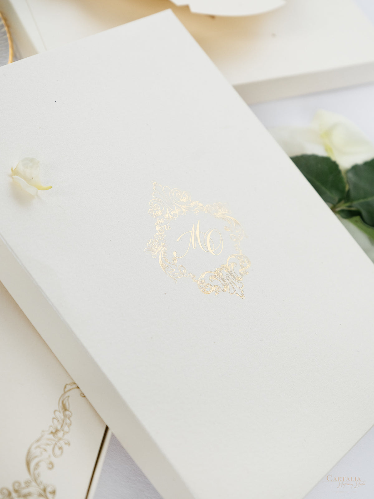 Suite de invitación de lujo en caja con espejo dorado y champán y boceto del lugar en papel de aluminio | M&O de comisión a medida