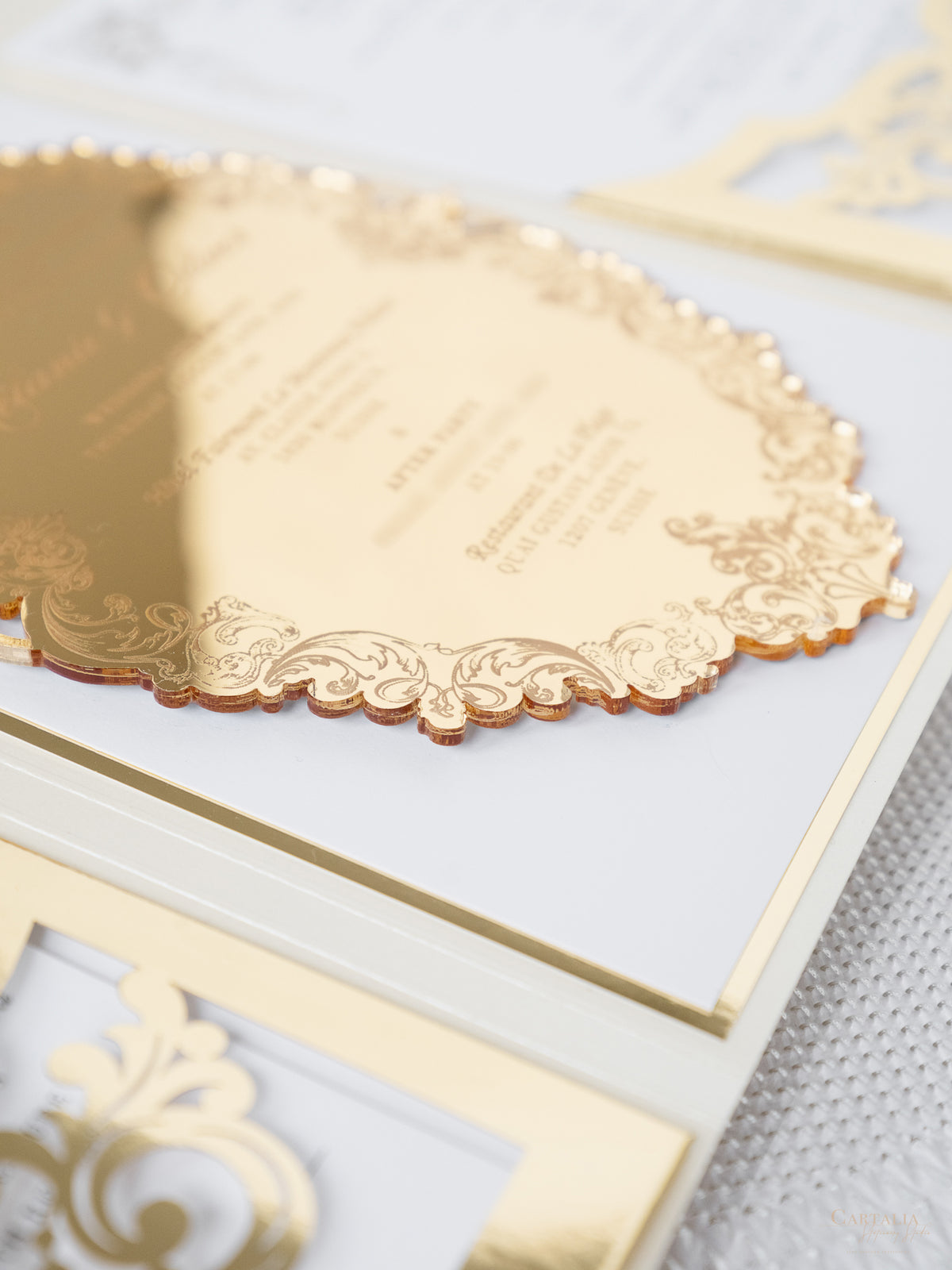 Suite de invitación de lujo en caja con espejo dorado y champán y boceto del lugar en papel de aluminio | M&O de comisión a medida