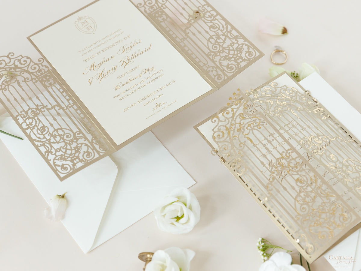 Invitación del día de la boda cortada con láser con puerta ornamental dorada de lámina de lujo con caligrafía moderna de lámina dorada