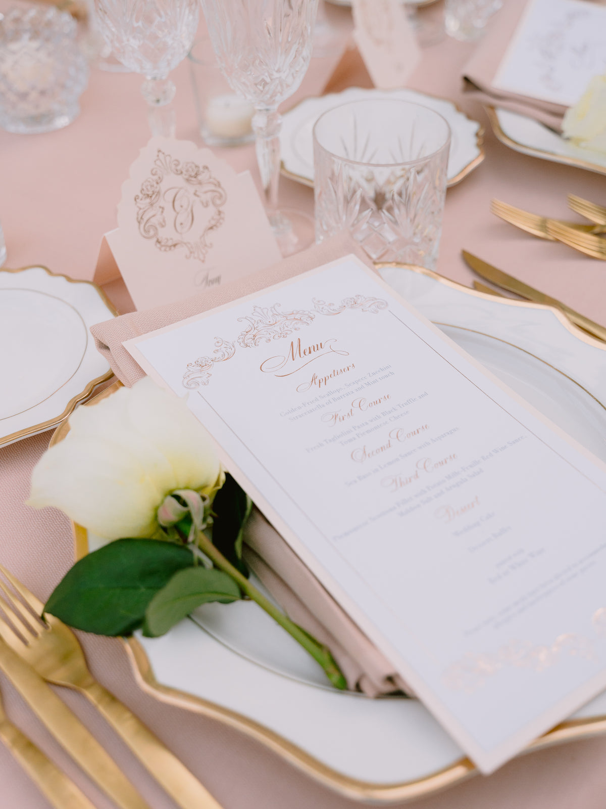 Menú de platos de lujo con borde adornado y monograma de lámina de oro rosa