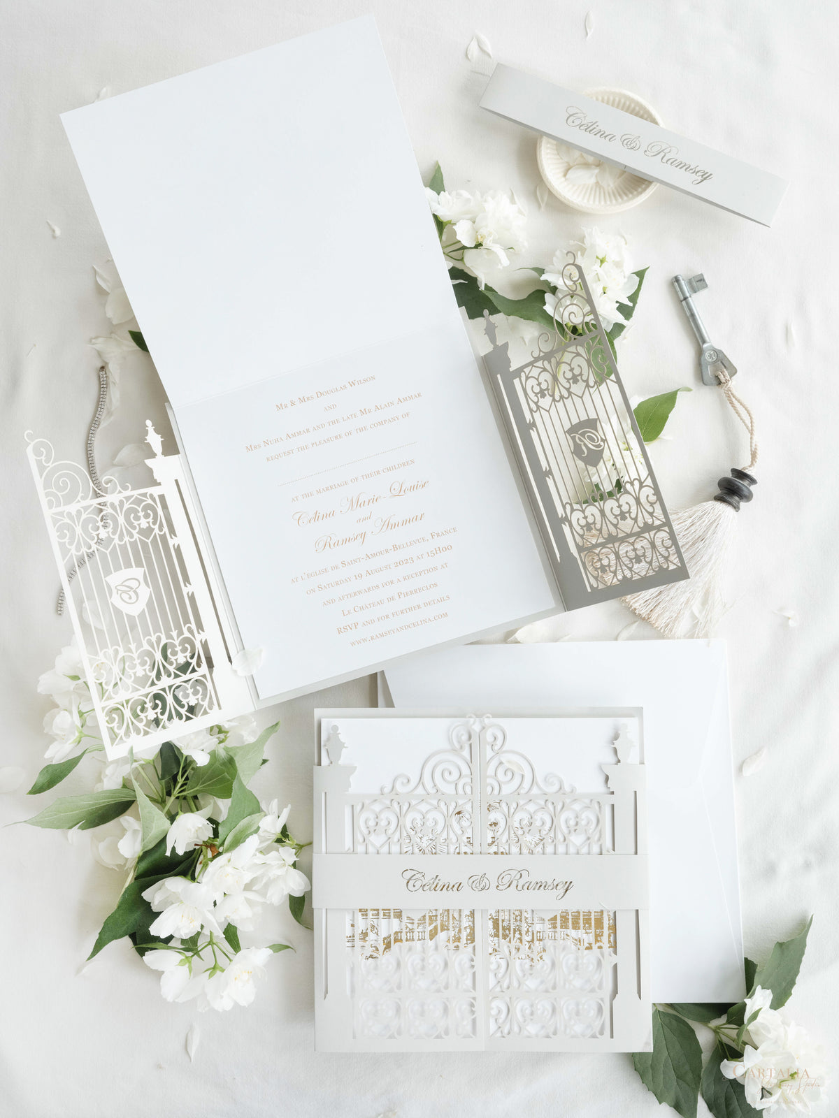 Invitación de boda frustrada con corte láser y puerta ornamental para su propio lugar.