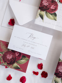 Invitación con manga de pergamino de caligrafía moderna con detalles florales de color rojo intenso y sello de cera de Burdeos