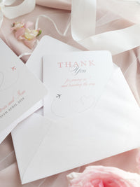 Tarjetas de agradecimiento con mensaje propio: invitación de boda con pasaporte a juego