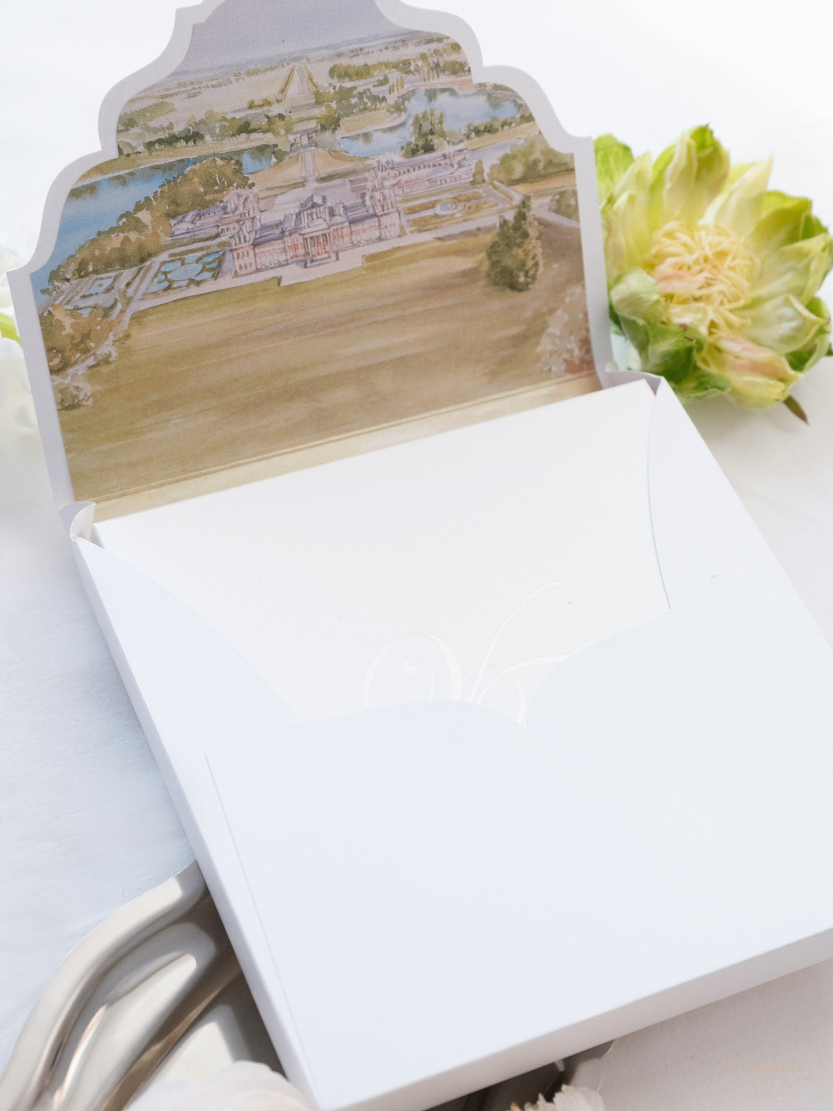 Invitación en caja 3D de alta costura a medida con puerta cortada con láser | Lugar de celebración de Villa Ephrussi | Comisión a medida M&amp;J
